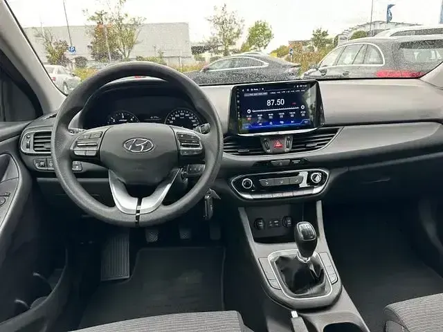 Gebraucht Hyundai i30 Select 131 PS (96 kW) 2019 Schwarz Limousine