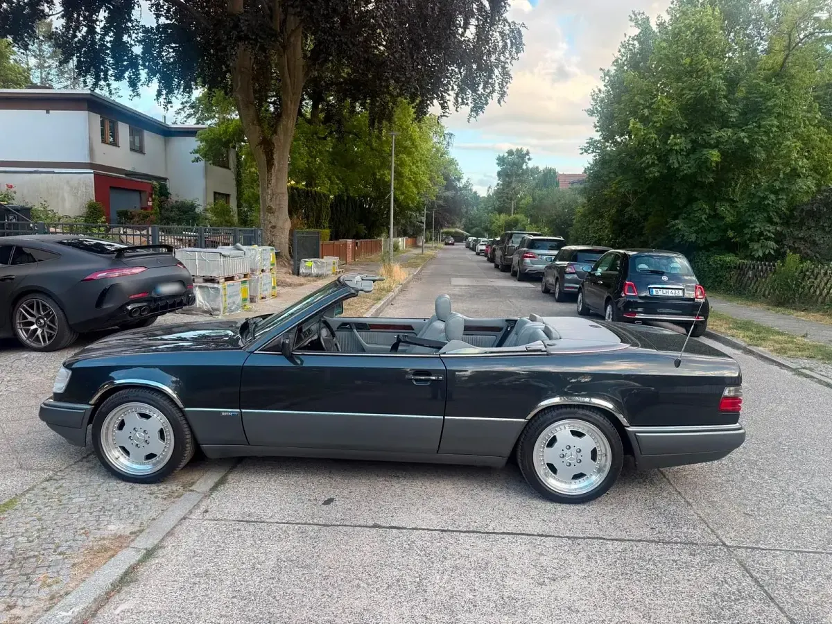 Gebraucht Mercedes E220 150 PS (110 kW) 1994 Schwarz Cabrio