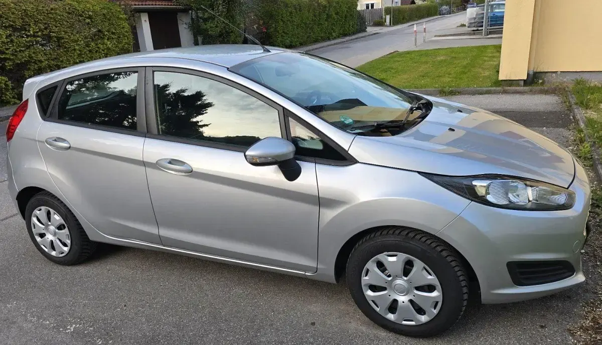 Gebraucht Ford Fiesta Trend 95 PS (69 kW) 2013 Silber Limousine