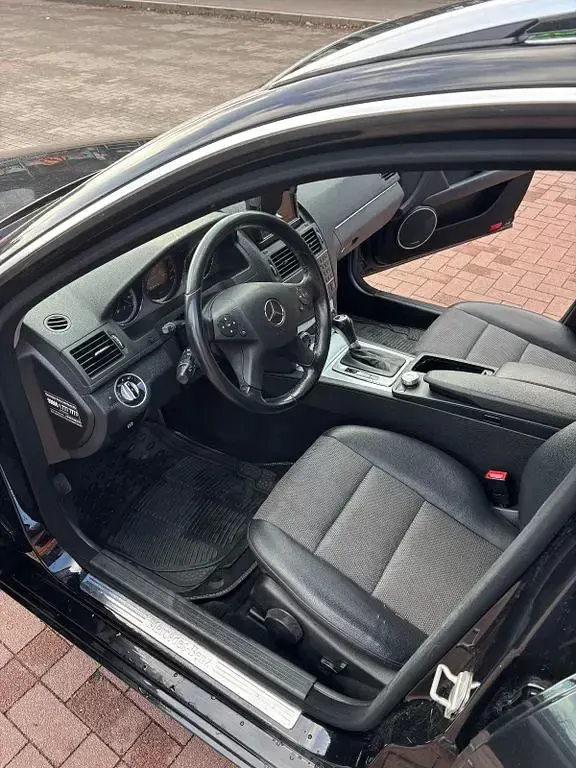 Second-hand Mercedes C220 Avantgarde 170 CP (125 kW) 2010 Negru Berlinǎ