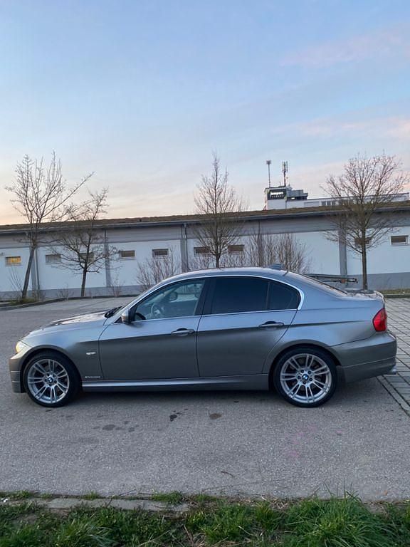 Grau Gebraucht 2009 BMW 330 Sport Line Limousine | 9.400 € (Fairer Preis) - Bild 1/4