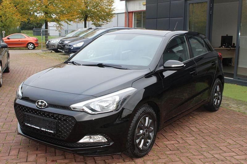 Schwarz Gebraucht 2017 Hyundai i20 YES! Limousine | 9.500 € (Fairer Preis) - Bild 1/4