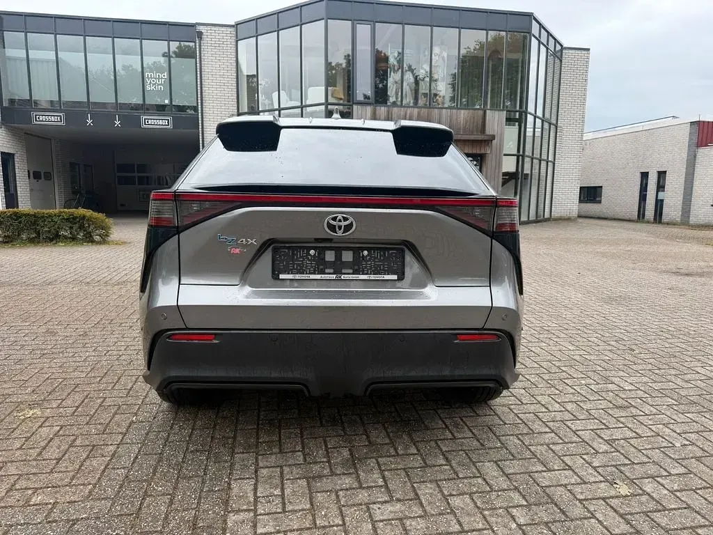 Gebraucht Toyota bZ4X 150 kW (204 PS) 2023 Silber SUV