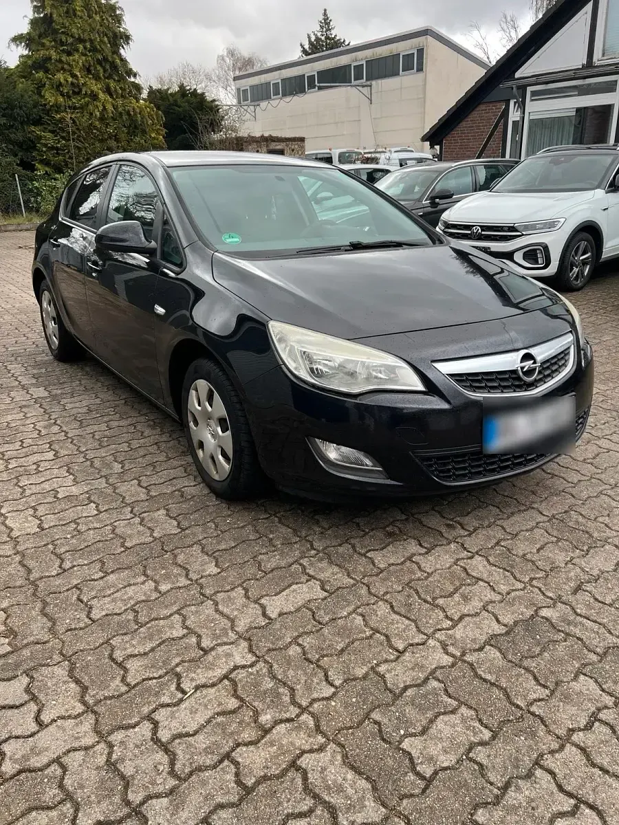 Używany Opel Astra 110 KM (80 kW) 2010 Czarny Sedan/Limuzyna