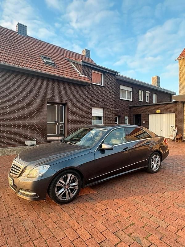 Grau Gebraucht 2013 Mercedes E220 Avantgarde Limousine | 15.150 € (Etwas zu teuer) - Bild 1/4