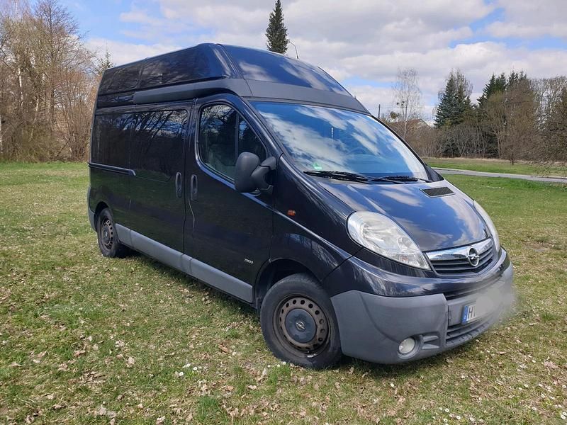 Schwarz Gebraucht 2006 Opel Vivaro Van / Kleinbus | 10.300 € (Teuer) - Bild 1/4
