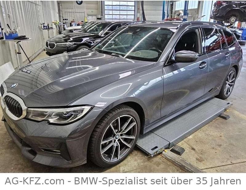 Grau Gebraucht 2022 BMW 320 Sport Line Limousine | 18.950 € (Guter Preis) - Bild 1/4