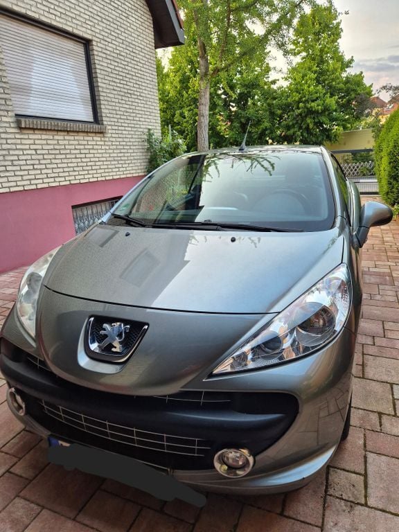 Silber Gebraucht 2009 Peugeot 207 CC Platinum Cabrio | 5.990 € (Etwas zu teuer) - Bild 1/4
