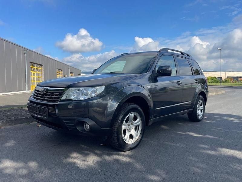 Grau Gebraucht 2010 Subaru Forester Exclusive+ SUV | 7.880 € (Etwas zu teuer) - Bild 1/4