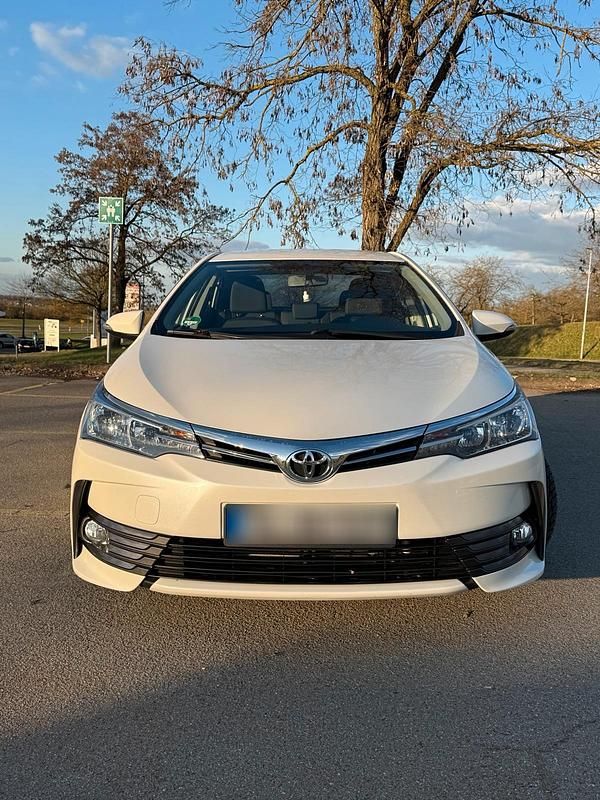 Gebraucht Toyota Corolla 132 PS (97 kW) 2018 Weiß Limousine