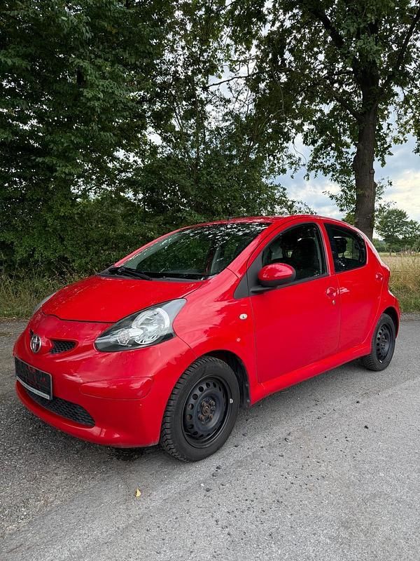 Rot Gebraucht 2008 Toyota Aygo Kleinwagen | 2.100 € (Fairer Preis) - Bild 1/4