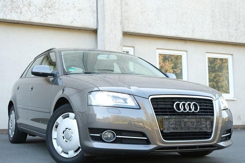 Grau Gebraucht 2011 Audi A3 Sportback Attraction Limousine | 8.690 € (Fairer Preis) - Bild 1/4