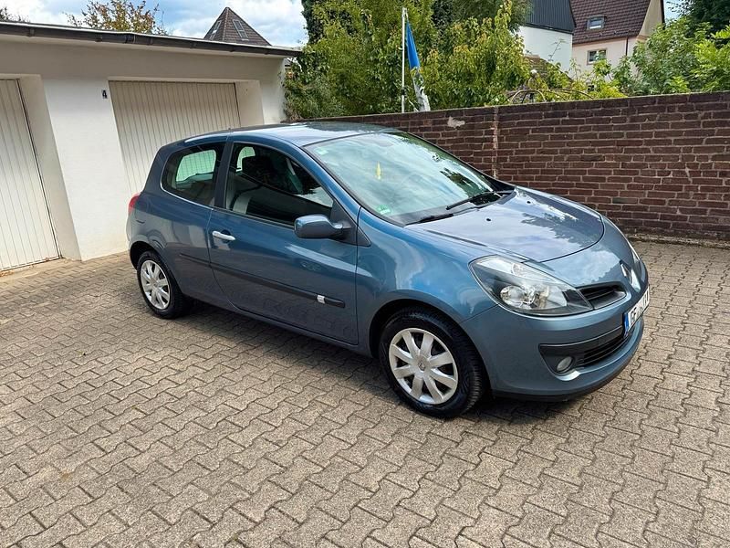 Blau Gebraucht 2006 Renault Clio II Kleinwagen | 2.699 € (Etwas zu teuer) - Bild 1/4
