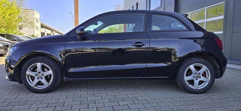 Używany Audi A1 Attraction 86 KM (63 kW) 2011 Czarny Hatchback
