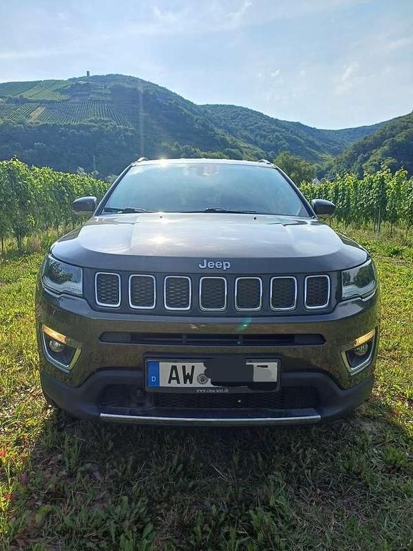 Grau Gebraucht 2018 Jeep Compass Limited SUV | 17.700 € (Fairer Preis) - Bild 1/4