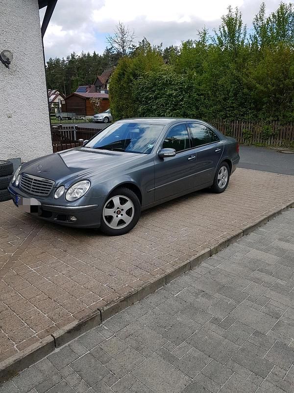 Grau Gebraucht 2004 Mercedes E200 Limousine | 2.500 € (Fairer Preis) - Bild 1/4