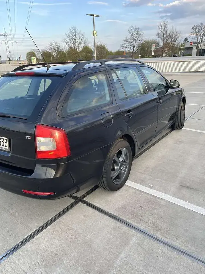 Gebraucht Skoda Octavia Ambiente 140 PS (102 kW) 2011 Schwarz Kombi
