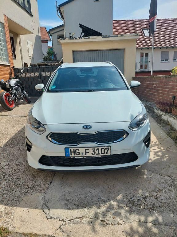Weiß Gebraucht 2020 Kia Ceed Sportswagon 2 Kombi | 16.000 € (Guter Preis) - Bild 1/3