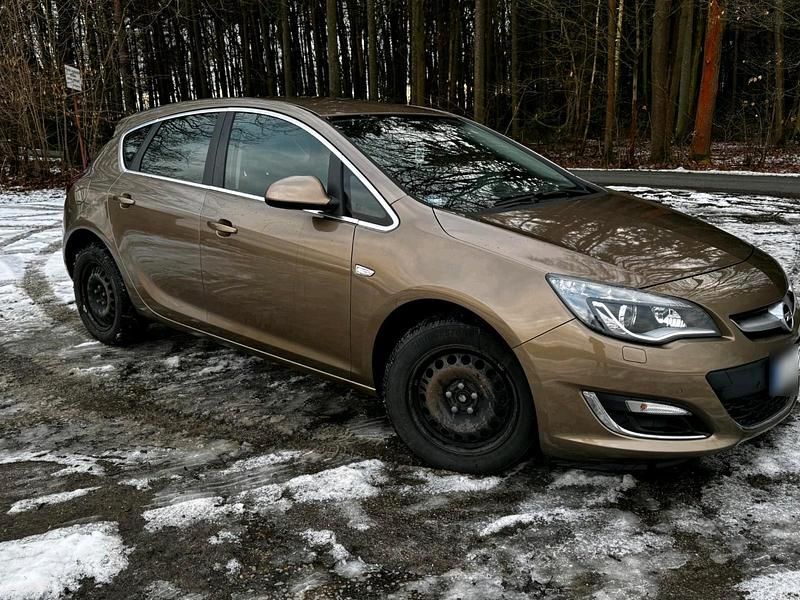 Gebraucht Opel Astra Innovation 140 PS (102 kW) 2013 Andere farben Kleinwagen