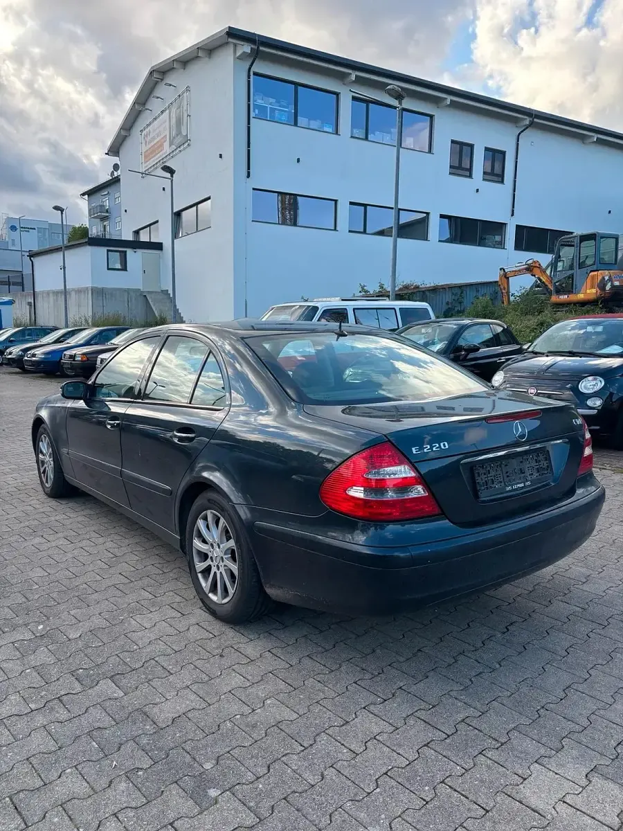 Gebraucht Mercedes E220 150 PS (110 kW) 2003 Blau Limousine