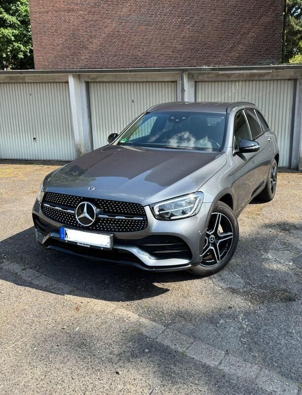 Grau Gebraucht 2020 Mercedes GLC220 AMG line SUV | 37.900 € (Teuer) - Bild 1/4