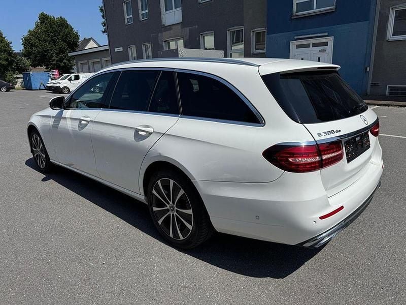 Gebraucht Mercedes E300 194 PS (142 kW) 2022 Weiß Limousine