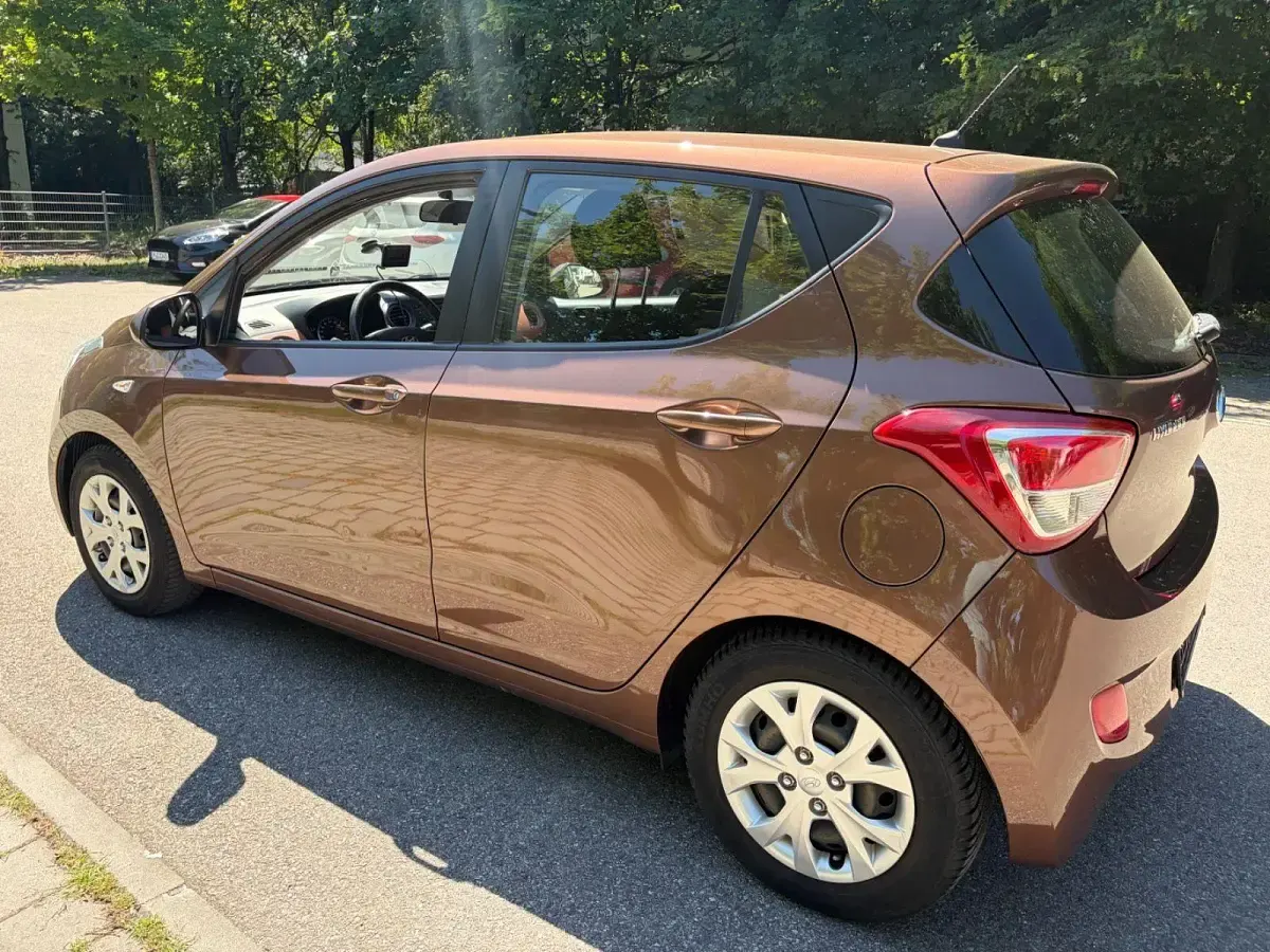 Gebraucht Hyundai i10 87 PS (63 kW) 2016 Braun Kleinwagen