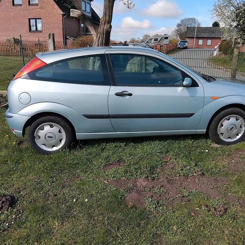 Second-hand Ford Focus 90 CP (66 kW) 2004 Albastru Hatchback