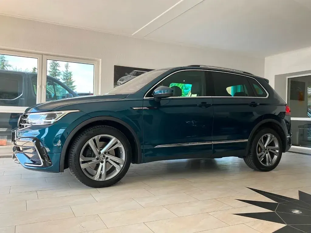 Gebraucht VW Tiguan R-line 200 PS (147 kW) 2024 Nightshade blue (metallic) SUV