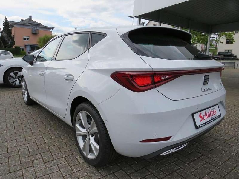 Neu Seat Leon FR 150 PS (110 kW) 2026 Glacial weiß metallic Kombi