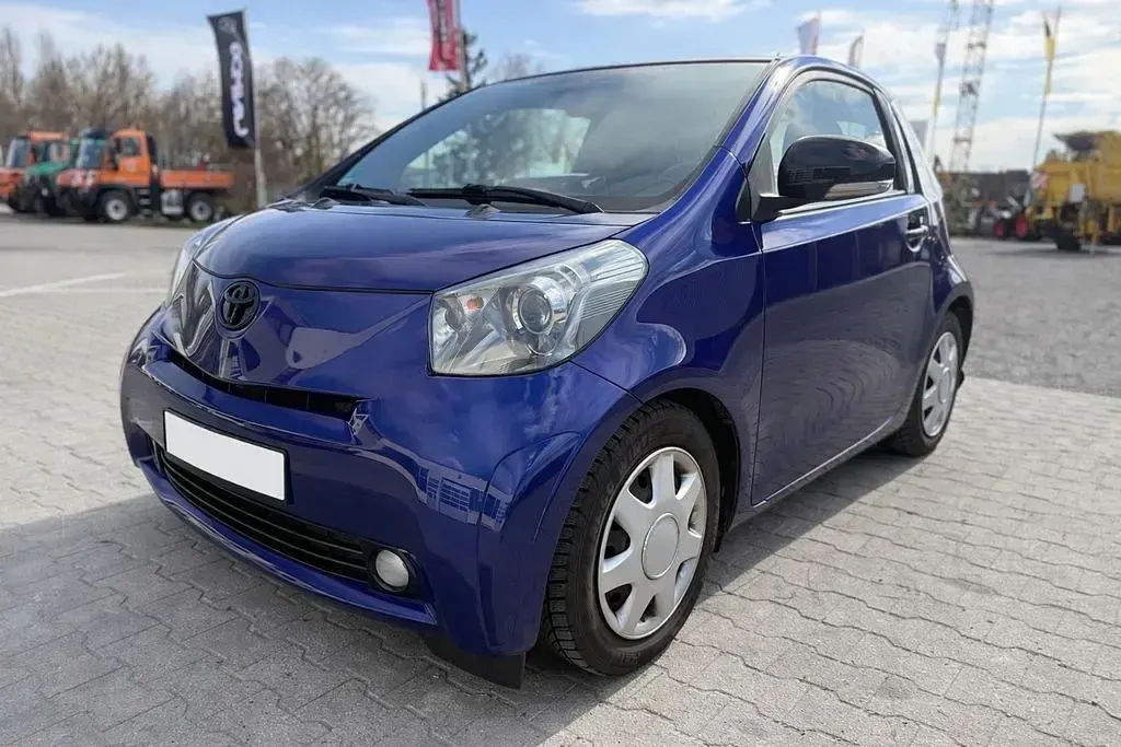 Second-hand Toyota iQ 98 CP (72 kW) 2010 Albastru Hatchback