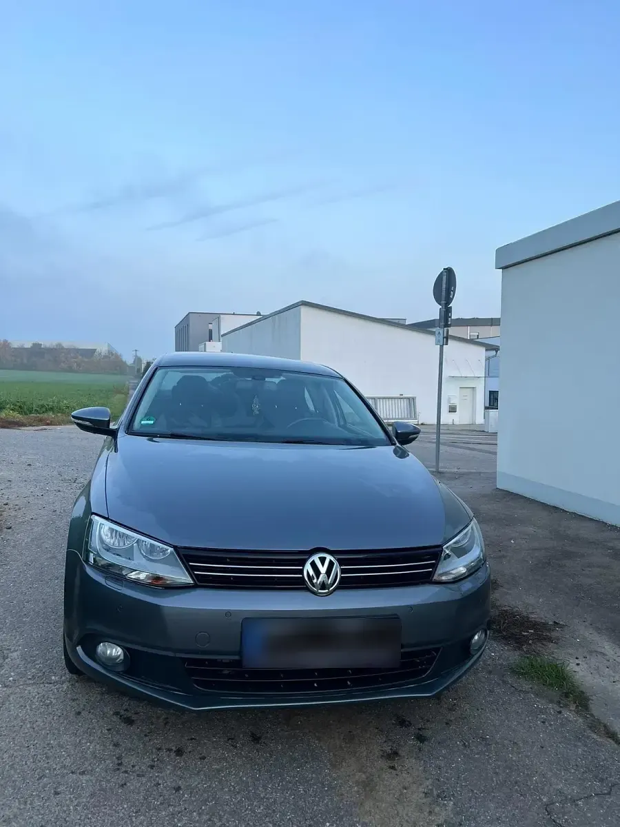 Gebraucht VW Jetta 105 PS (77 kW) 2011 Grau Limousine