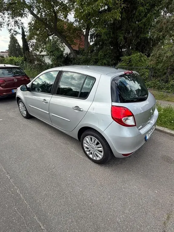 Używany Renault Clio II Expression 75 KM (55 kW) 2009 Srebrny Sedan/Limuzyna
