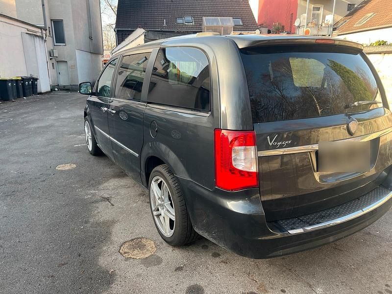 Gebraucht Lancia Voyager Platinum 163 PS (119 kW) 2013 Schwarz Van / Kleinbus