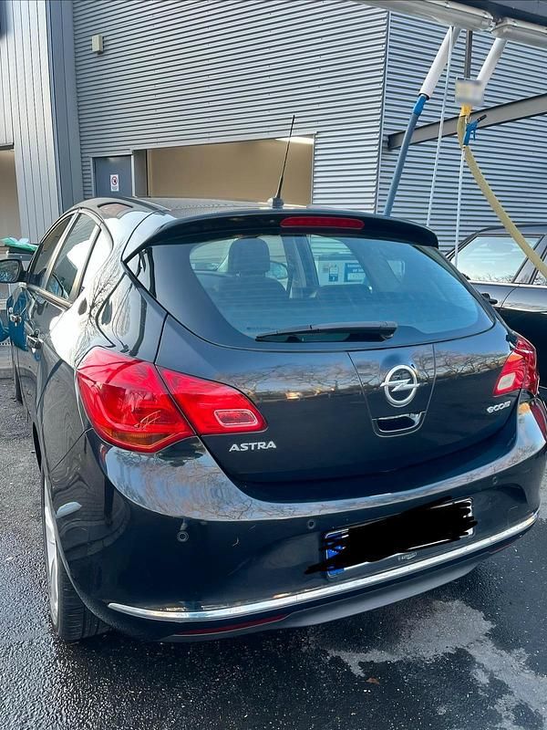 Gebraucht Opel Astra 100 PS (73 kW) 2013 Schwarz Kleinwagen