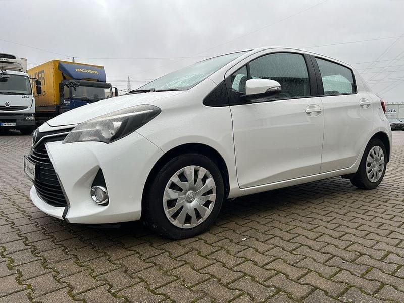 Gebraucht Toyota Yaris 90 PS (66 kW) 2015 Weiß Kleinwagen