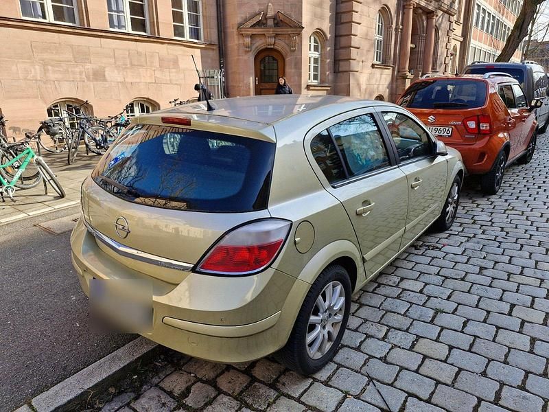 Gebraucht Opel Astra Elegance 105 PS (77 kW) 2004 Gold Limousine