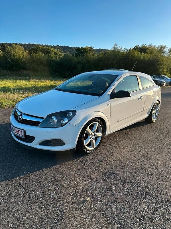 Weiß Gebraucht 2008 Opel Astra GTC Limousine | 2.880 € (Guter Preis) - Bild 1/4