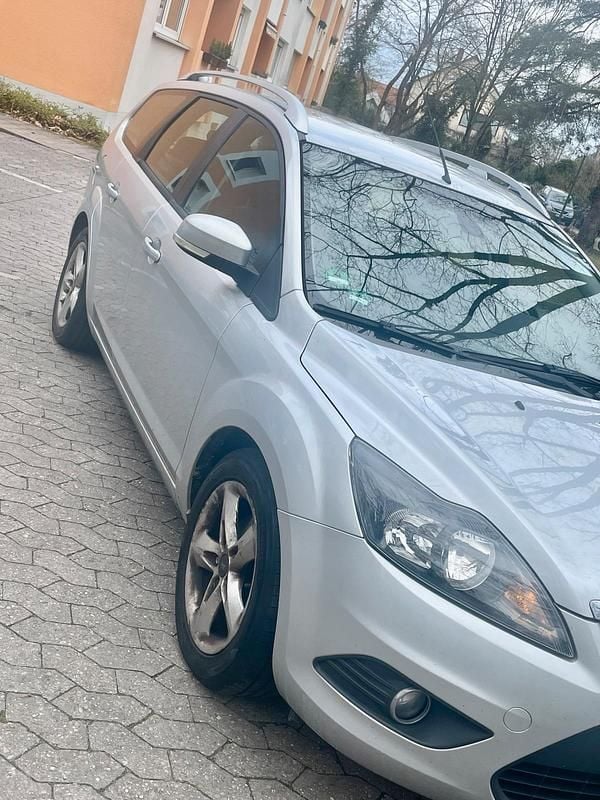 Gebraucht Ford Focus 106 PS (77 kW) 2010 Silber Kombi
