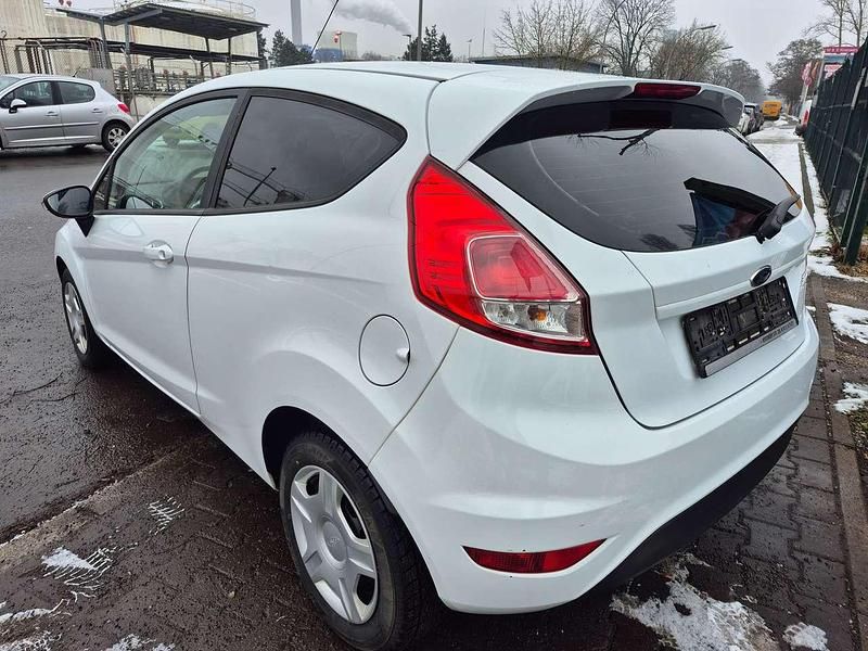 Gebraucht Ford Fiesta Trend 60 PS (44 kW) 2013 Frostweiß Kleinwagen
