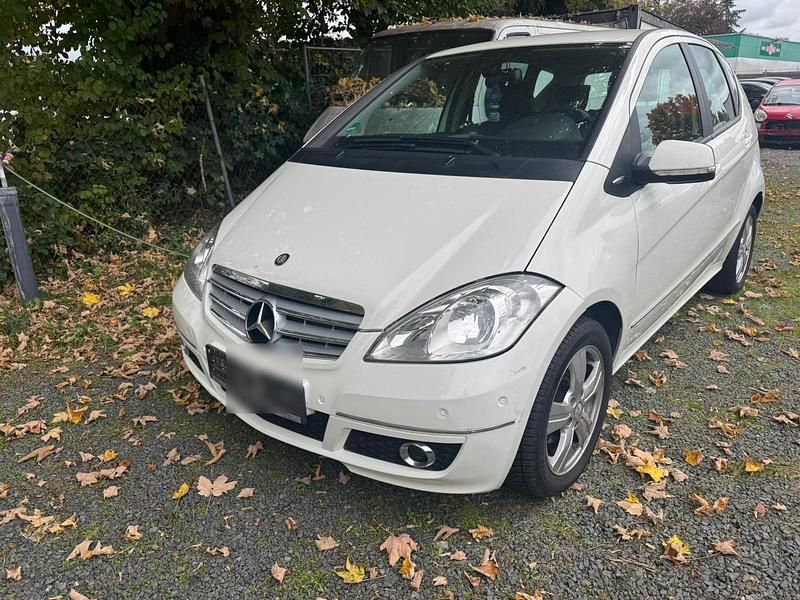 Weiß Gebraucht 2011 Mercedes A180 Kleinwagen | 2.790 € (Guter Preis) - Bild 1/4