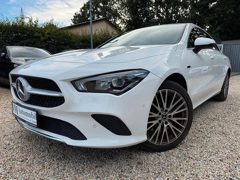 Weiß Gebraucht 2022 Mercedes CLA200 AMG line Limousine | 31.990 € (Fairer Preis) - Bild 1/4