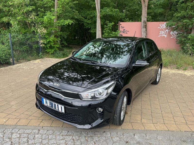 Schwarz Gebraucht 2017 Kia Rio 4 Limousine | 9.999 € (Guter Preis) - Bild 1/4