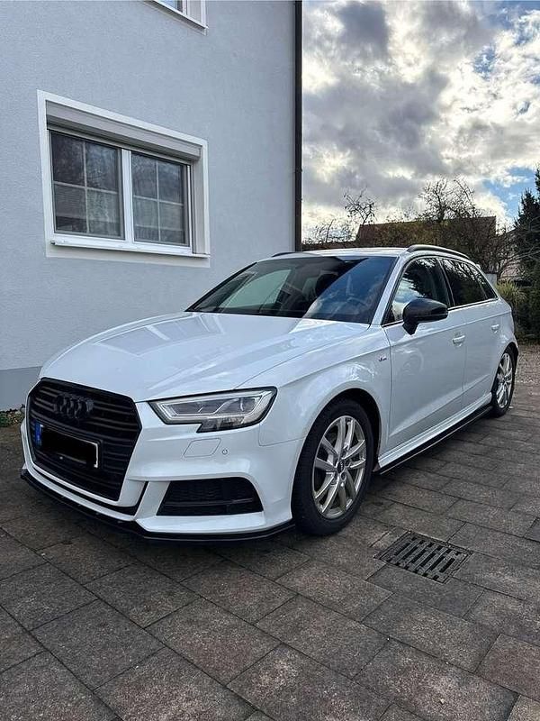 Weiß Gebraucht 2018 Audi A3 Sportback S-Line Kleinwagen | 18.600 € (Teuer) - Bild 1/4