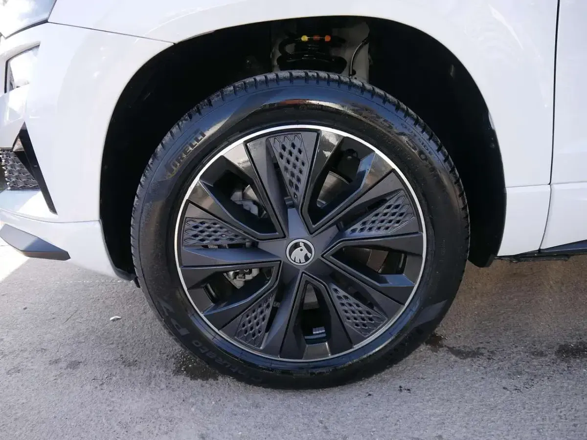 Neu Skoda Karoq SportLine 150 PS (110 kW) 2026 Moonweiß perleffekt SUV