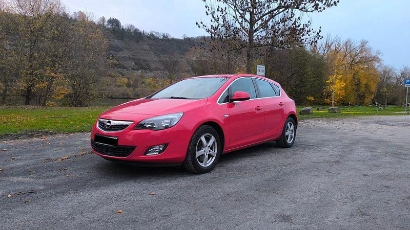 Rot Gebraucht 2011 Opel Astra Sport Limousine | 4.900 € (Fairer Preis) - Bild 1/4