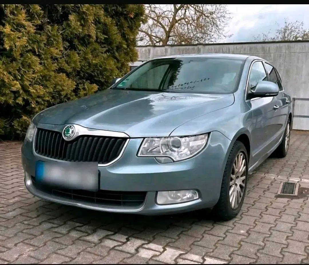 Gebraucht Skoda Superb 140 PS (102 kW) 2011 Silber Limousine