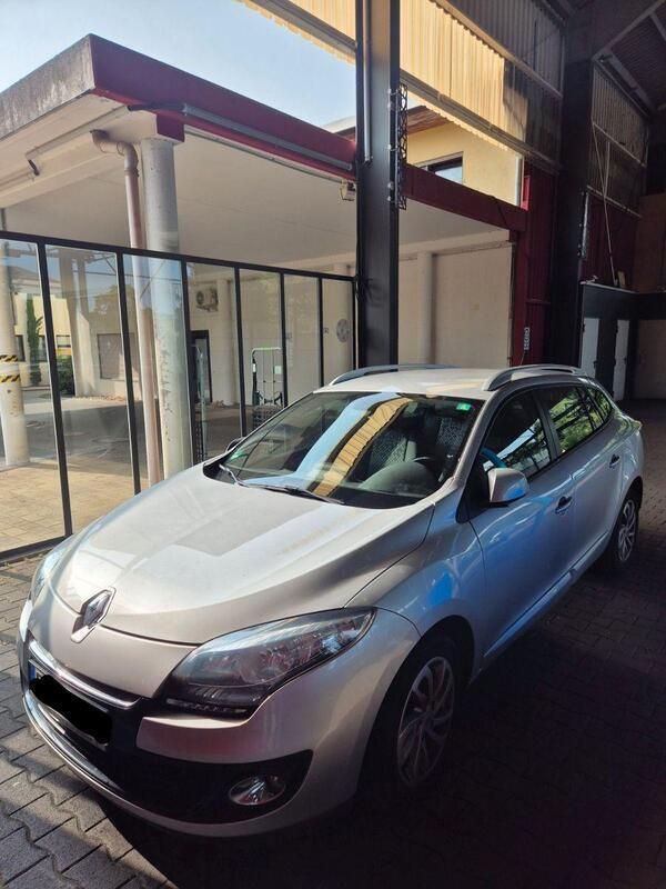 Silber Gebraucht 2013 Renault Mégane GrandTour Expression Kombi | 2.900 € (Guter Preis) - Bild 1/4
