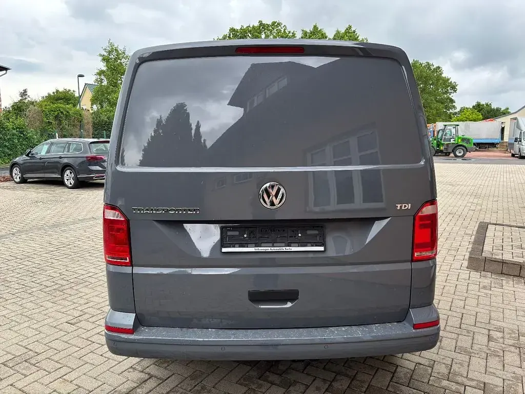 Gebraucht VW Transporter 102 PS (75 kW) 2018 Grau Van