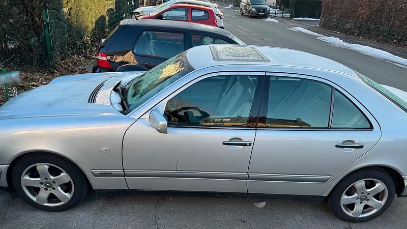 Gebraucht Mercedes E240 Elegance 170 PS (125 kW) 1997 Silber Limousine